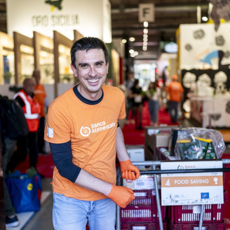 Volontario Banco Alimentare con i prodotti Bennati