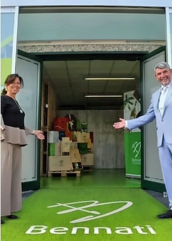 Enza e Gianni Bennati all’ingresso dello showroom